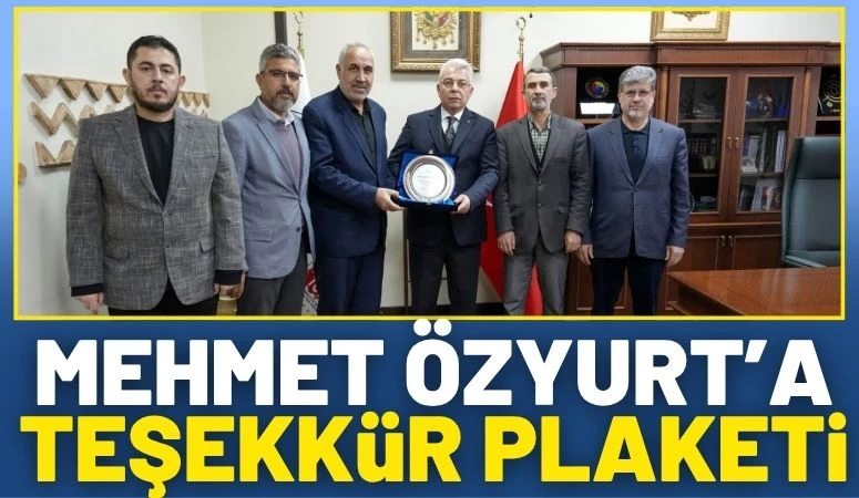 Mehmet &Ouml;zyurt&rsquo;a Teşekk&uuml;r Plaketi