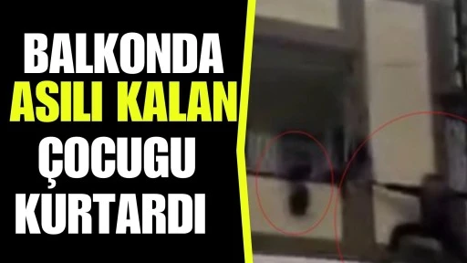 Balkonda asılı kalan &ccedil;ocuğu kurtardı  
