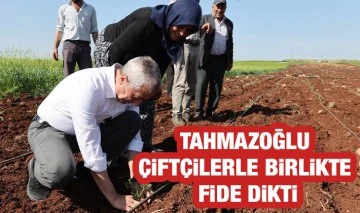 BAŞKAN TAHMAZOĞLU ÇİFTÇİLERLE BİRLİKTE FİDE DİKTİ