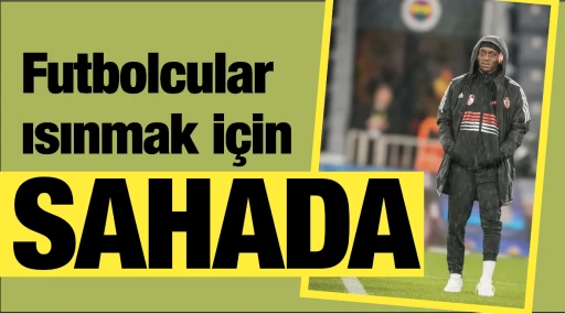 Futbolcular ısınmak için sahada