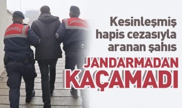 Kesinleşmiş hapis cezasıyla aranan şahıs jandarmadan kaçamadı