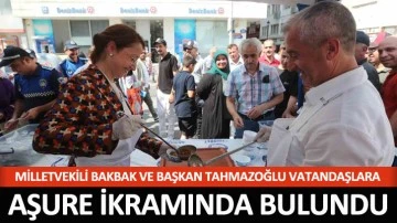 MİLLETVEKİLİ BAKBAK VE BAŞKAN TAHMAZOĞLU VATANDAŞLARA AŞURE İKRAMINDA BULUNDU