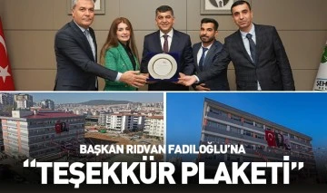 BAŞKAN RIDVAN FADILOĞLU’NA “TEŞEKKÜR PLAKETİ”