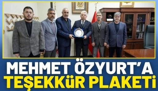Mehmet &Ouml;zyurt&rsquo;a Teşekk&uuml;r Plaketi