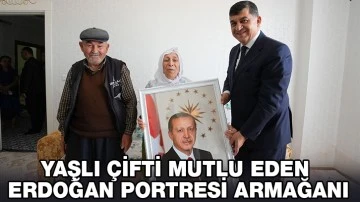 YAŞLI ÇİFTİ MUTLU EDEN ERDOĞAN PORTRESİ ARMAĞANI