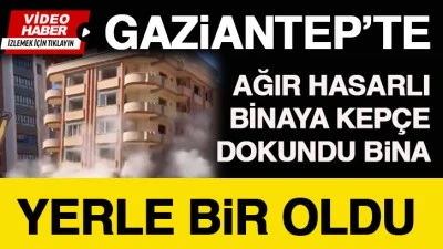 Ağır hasarlı binaya kepçe dokundu bina yerle bir oldu