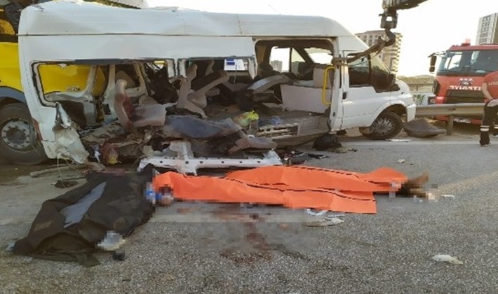 Tır, tarım işçilerini taşıyan minibüse çarptı: 3 ölü, 18 yaralı
