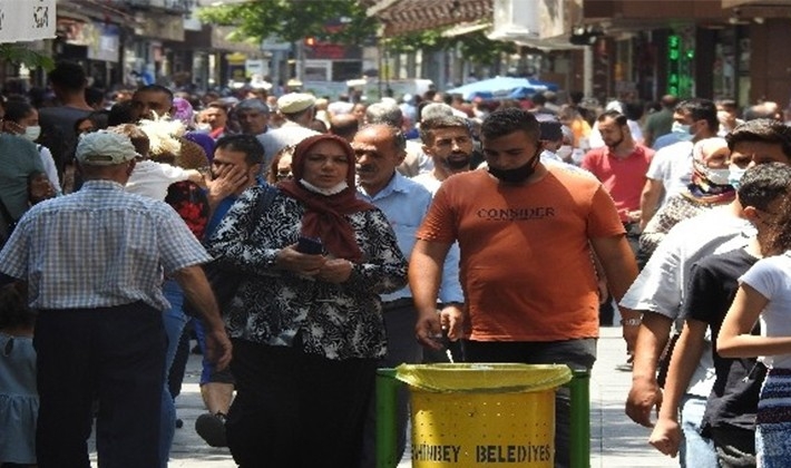 Sıcağa ve pandemiye rağmen çarşıdaki yoğunluk pes dedirtti