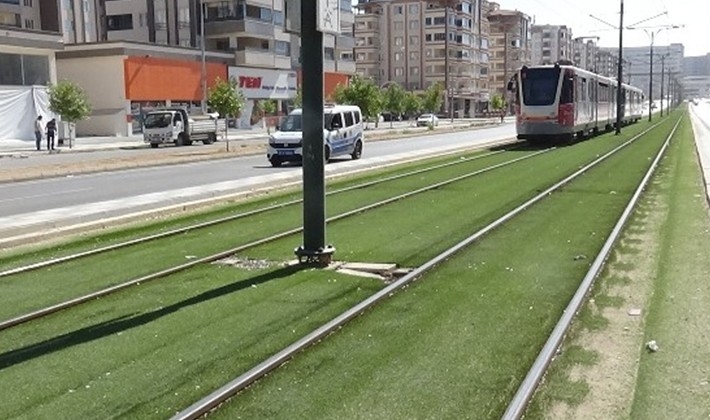 Tramvayın çarptığı genç kız, 12 günlük yaşam savaşını kaybetti