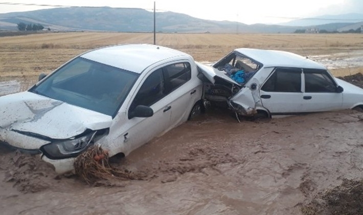 Sağanak yağış kazaya sebep oldu: 4 yaralı