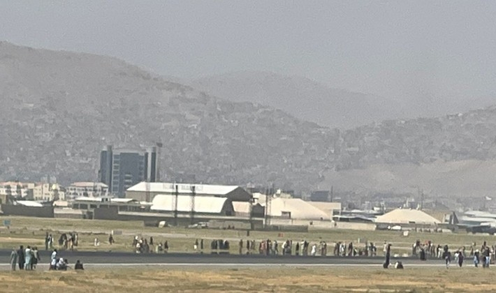 Kabil Havaalanı'ndaki kaos anları böyle görüntülendi