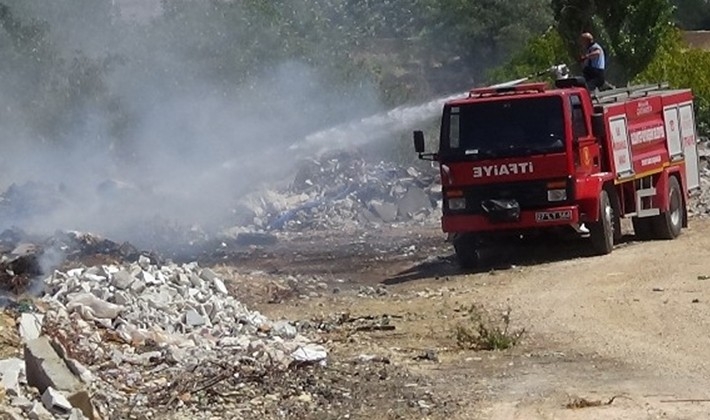 Sanayi bölgesi yakınında çıkan yangın korkuttu