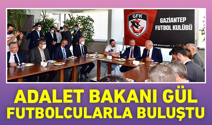 Bakan Gül, futbolcularla buluştu