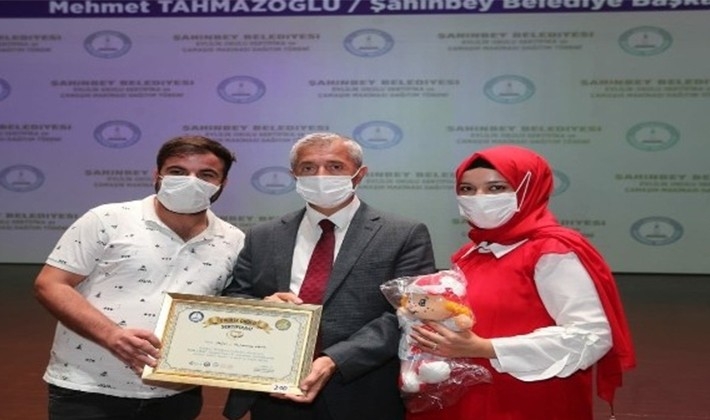 Şahinbey'de Evlilik Okulu'ndan 277 çift daha sertifikalarını aldı