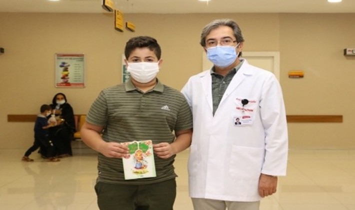 Hastanedeki çocuklara masal kitabı dağıtıldı