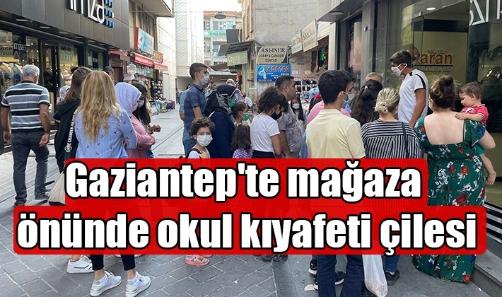 Gaziantep'te mağaza önünde okul kıyafeti çilesi