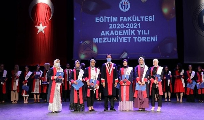 GAÜN Eğitim Fakültesi öğrencileri keplerini mezuniyet için fırlattı