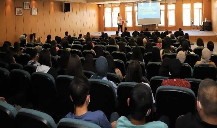 Üniversite öğrencilerine oryantasyon eğitimi