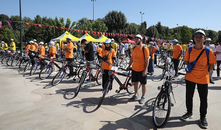 Başkan Şahin, yüzlerce gence bisiklet hediye etti