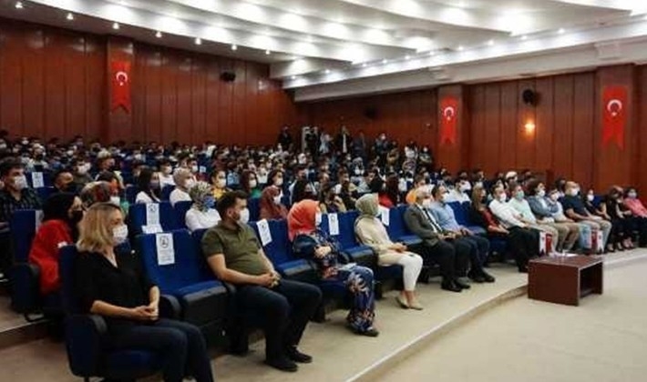 Üniversite öğrencilerine oryantasyon eğitimi