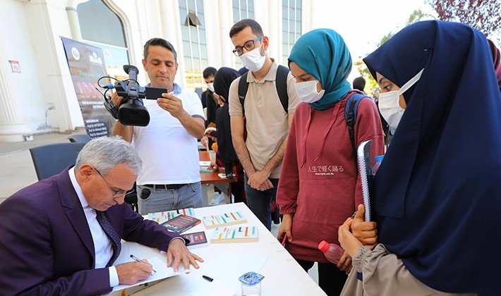 GAÜN İlahiyat Fakültesi'nden imza şöleni