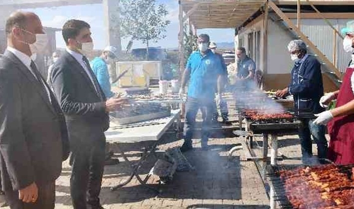 Muhtarlara kebap gibi kutlama