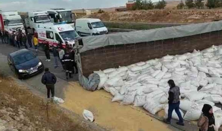 Devrilen tır otoyolu kapattı, kilometrelerce araç kuyruğu oluştu