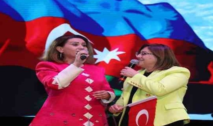 Ünlü sanatçı Azerin Belediye Başkanı Şahin ile düet yaptı