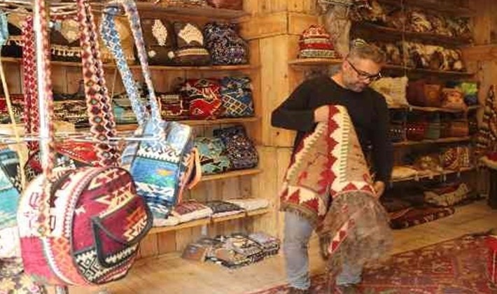 Çöpten topladığı kilim parçalarını dönüştürerek ihraç ediyor