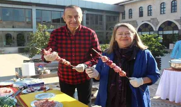 Gaziantep yemeklerini hem yaptı hem yedi