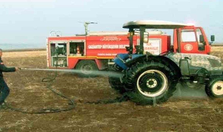 Araban'da alevlere teslim olan traktörü çiftçiler söndürdü
