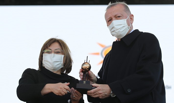 Cumhurbaşkanı Erdoğan'dan Başkan Şahin'e ödül