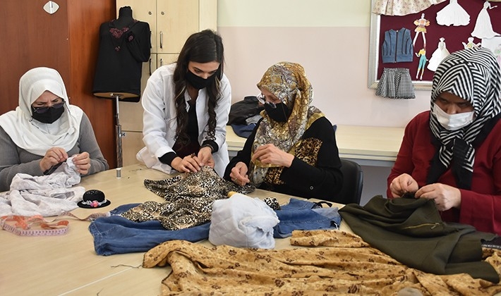 Kadınlar elbiselerini hem ucuza mal ediyor, hem de gelir sağlıyor