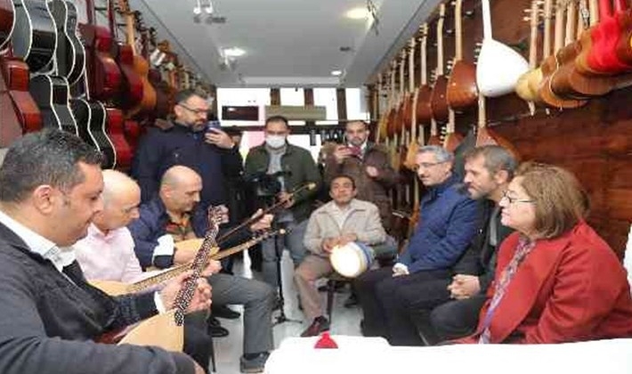 Başkanı Şahin bağlama çalıp türkü söyledi