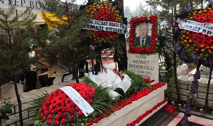 Merhum Mehmet Erdemoğlu mezarı başında anıldı