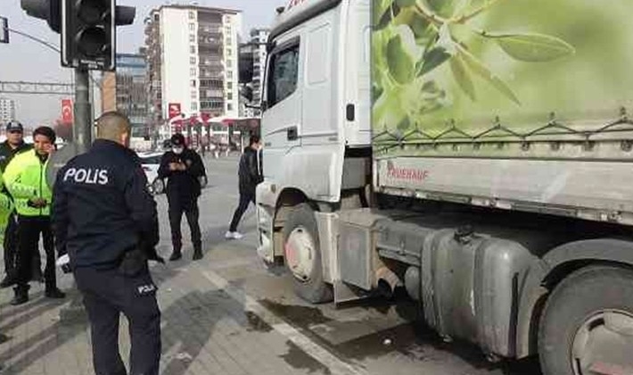 Dilenirken tırın altında kalan yaşlı kadın öldü