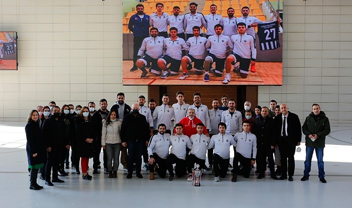 HKÜ'lü basketbolcuların şampiyonluk gururu