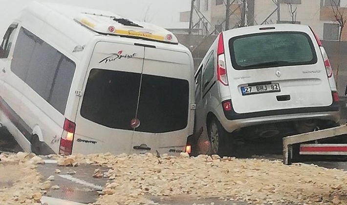 FACİANIN EŞİĞİNDEN DÖNÜLDÜ. KENT MERKEZİNDE YOL ÇÖKTÜ.