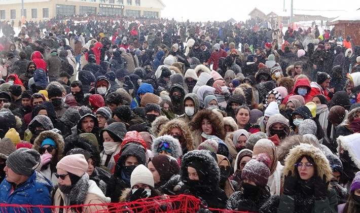 Soğuğu bahane edip sahneye çıkmadı, hayranları tepki gösterdi