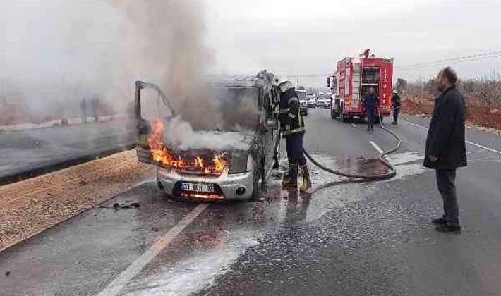 Seyir halindeki ticari araç alev aldı