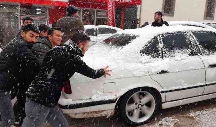 Kar yağdı yollar buz pistine döndü