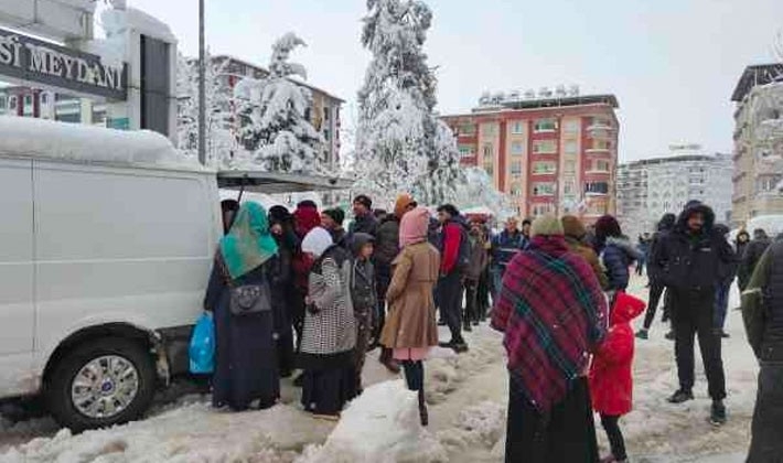 Yoğun kar yağışı hayatı durma noktasına getirdi