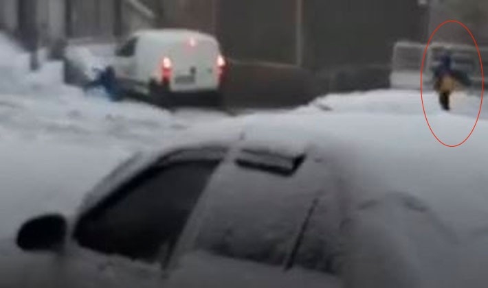 Karlı yolda araç kaydı, küçük çocuk ölümden döndü