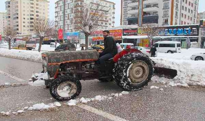 Vatandaş traktörüyle karları temizledi