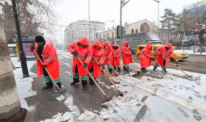 Şahinbey'de karla mücadele sürüyor