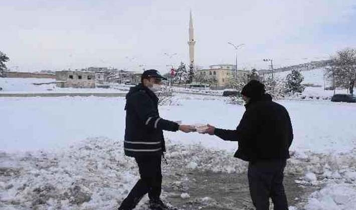 Belediye Başkanı arabayla mahsur kalan vatandaşları taşıdı