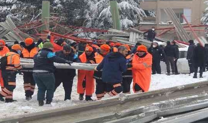 Çöken pazar yeri çatısının enkazı kaldırılıyor