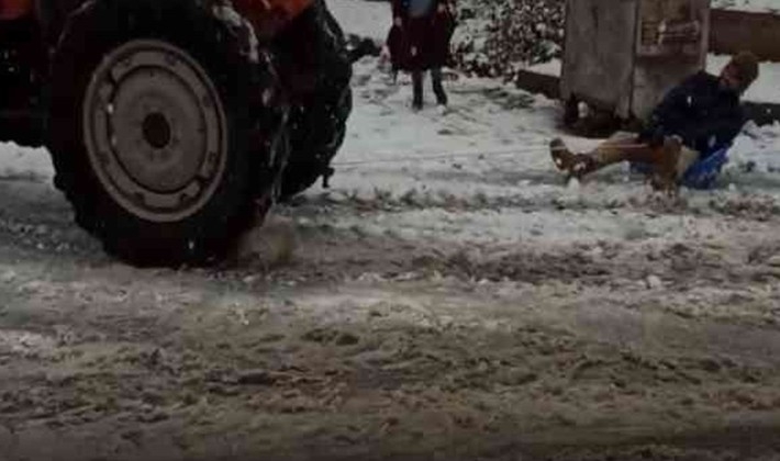 Kar üstünde leğenle snowboard yaptı