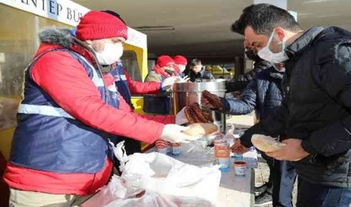 Büyükşehir, otobüs terminalindeki vatandaşlara kumanya dağıttı