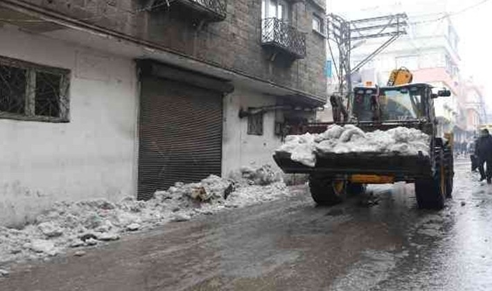 Büyükşehir'den ara sokaklarda kar temizliği